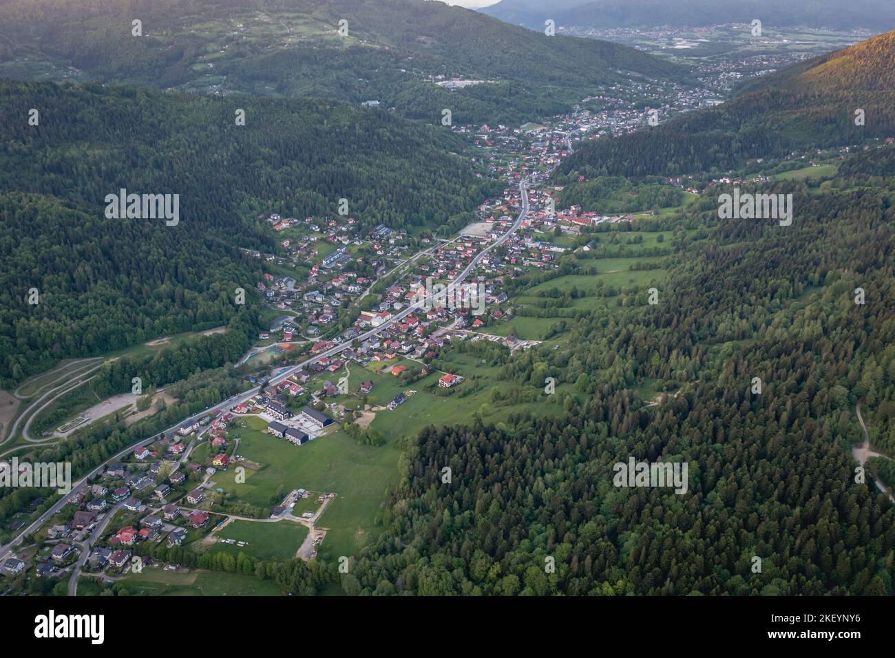 Vista aérea de la ciudad de Szczyrk en un valle en las montañas de Silesia Beskids, condado de Bielsko, Voivodato de Silesia en el sur de Polonia Foto de stock