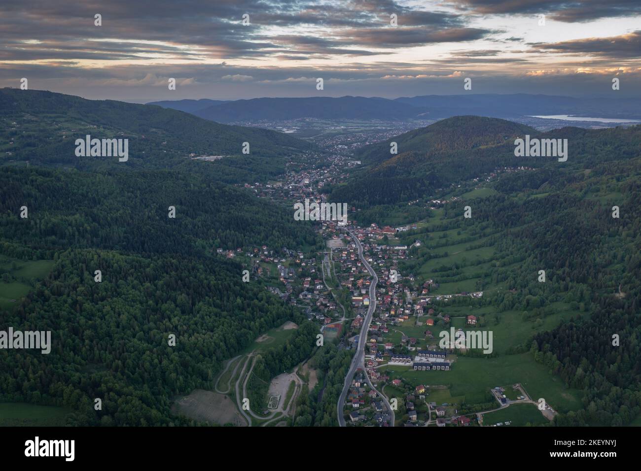 Vista aérea de la ciudad de Szczyrk en un valle en las montañas de Silesia Beskids, condado de Bielsko, Voivodato de Silesia en el sur de Polonia Foto de stock