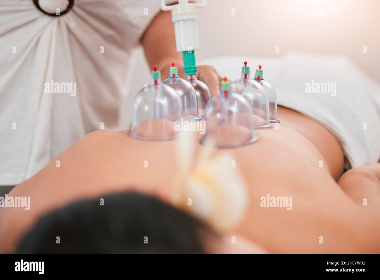 Zoom fisioterapia o mujer con terapia de succi n para el dolor de