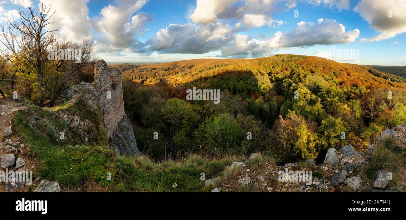 Panorama de montaña con el bosque de otoño, la ruina del castillo Pajstun - Bratislava, Eslovaquia Foto de stock