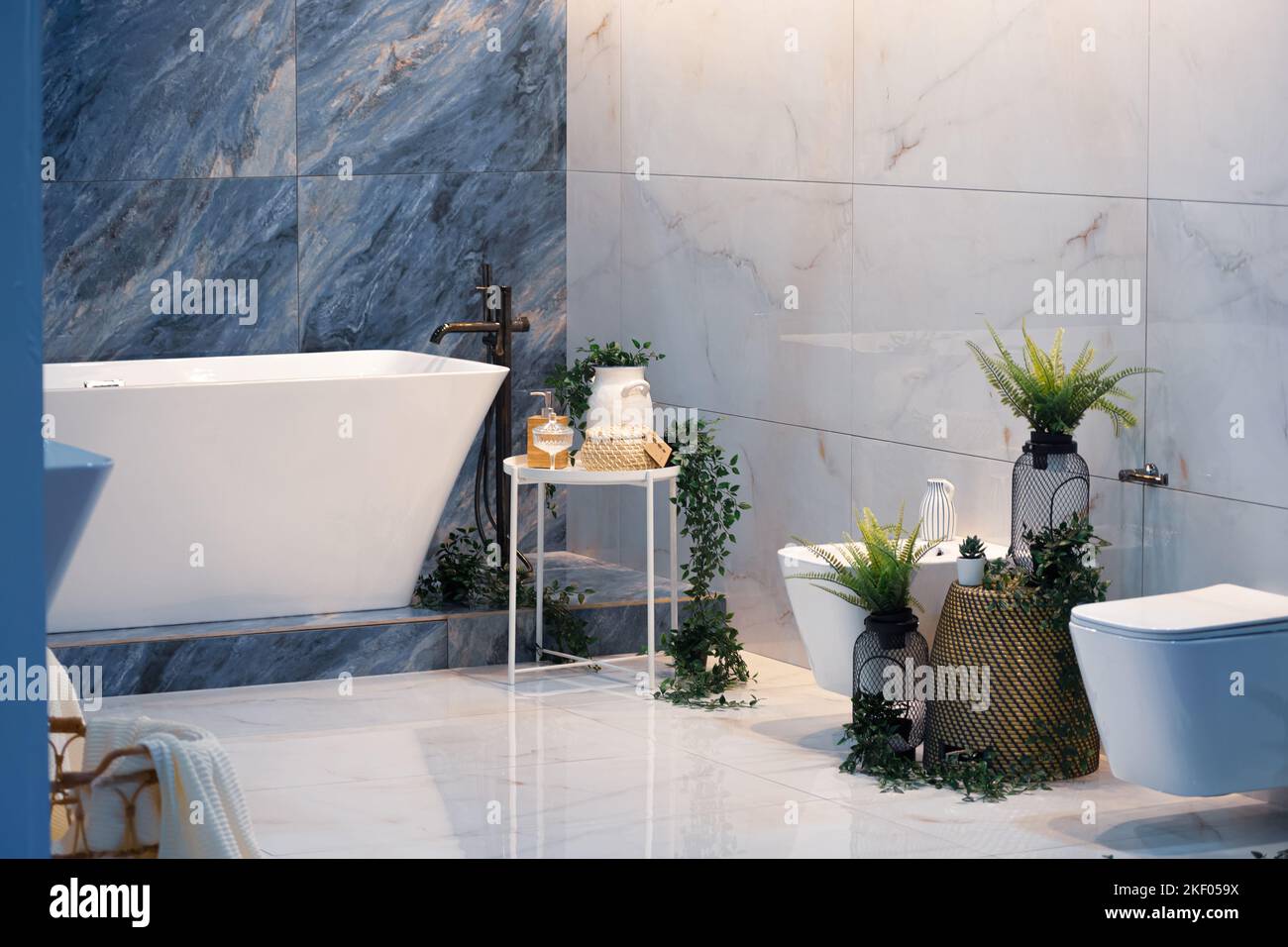Rincón de un cuarto de baño con un bonito diseño. Foto de stock