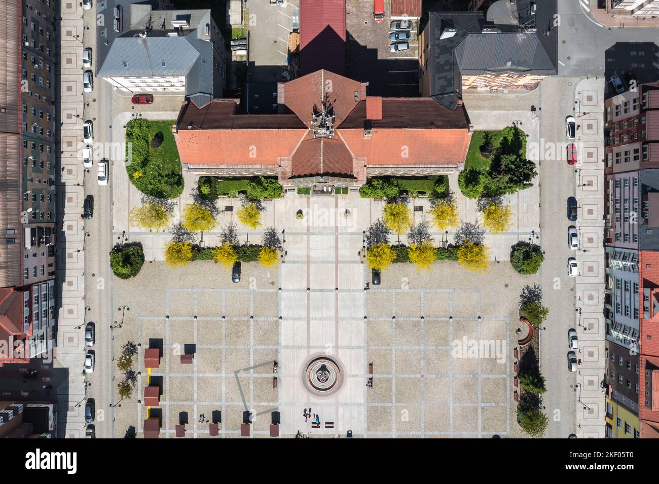 Edificio del ayuntamiento en la plaza del ejército checoslovaco en la ciudad de Cesky Tesin, República Checa Foto de stock