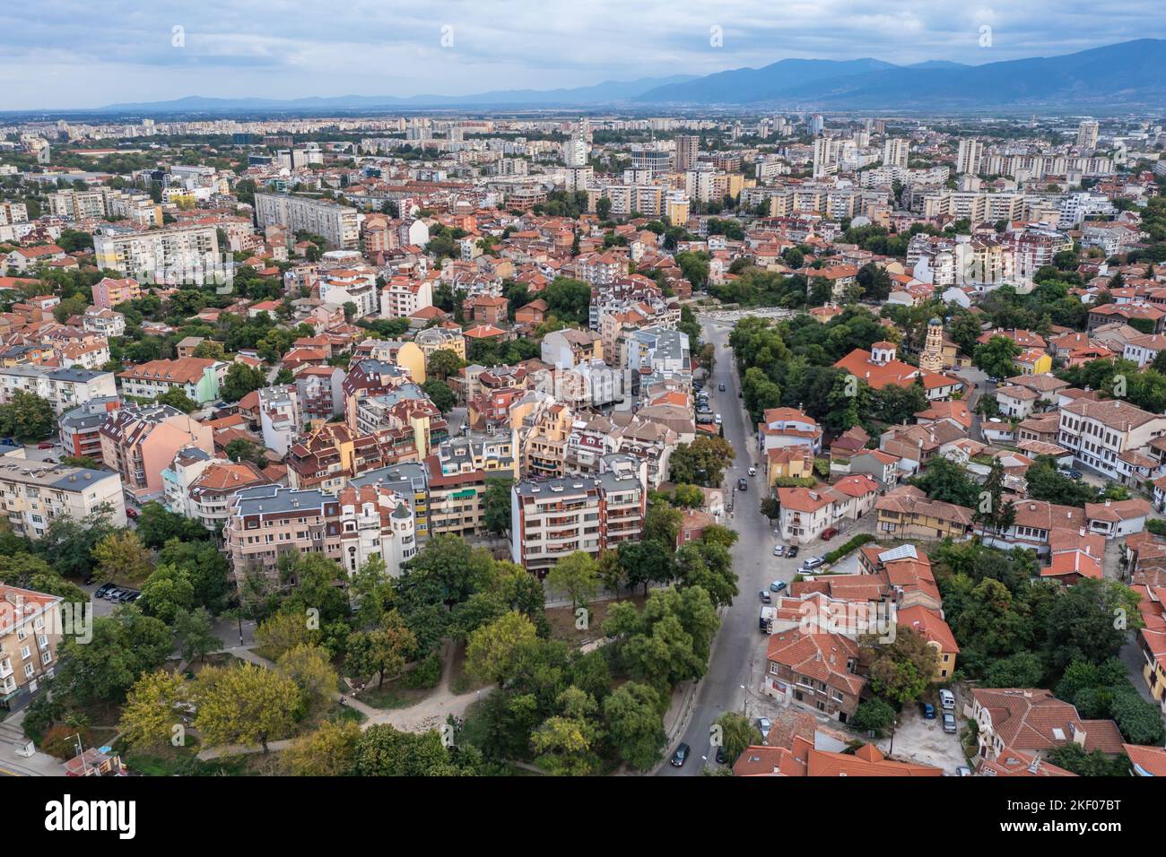 La ciudad de Plovdiv, capital de la provincia de Plovdiv, en el centro sur de Bulgaria, vista desde la colina de Nebet Tepe Foto de stock