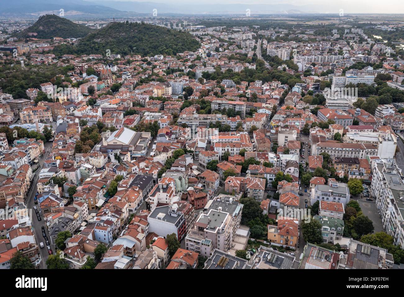 Vista aérea de la ciudad vieja de Plovdiv, capital de la provincia de Plovdiv en el centro-sur de Bulgaria, vista con colinas llamadas Danov, Juventud y Liberato Foto de stock