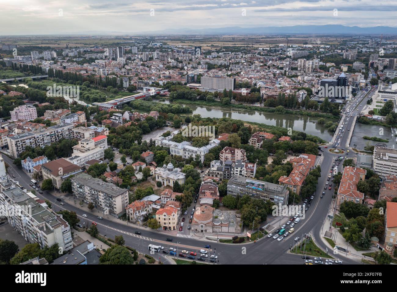Vista aérea de la ciudad de Plovdiv, capital de la provincia de Plovdiv en el centro-sur de Bulgaria Foto de stock