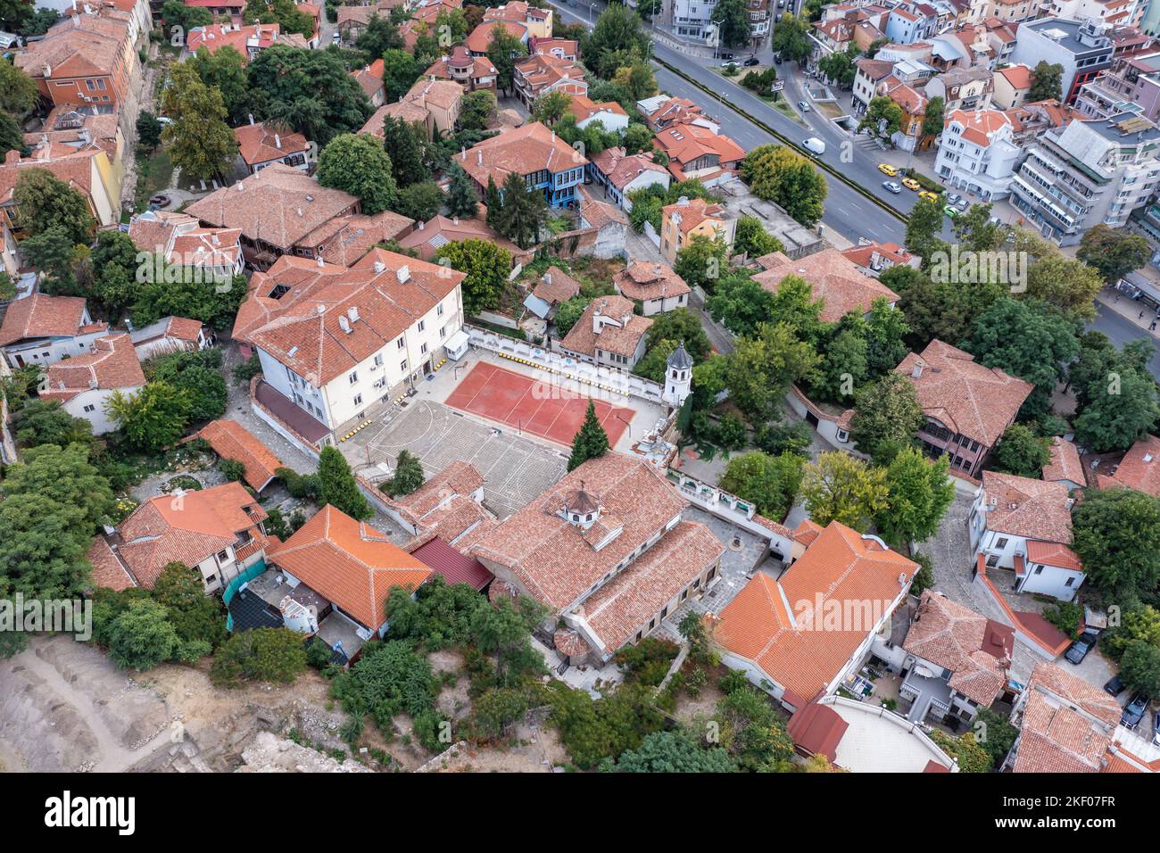 Ciudad Vieja de la ciudad de Plovdiv, capital de la provincia de Plovdiv en el centro sur de Bulgaria, con vistas a la escuela y la Iglesia Ortodoxa Apostólica Armenia Surp Kevork Foto de stock