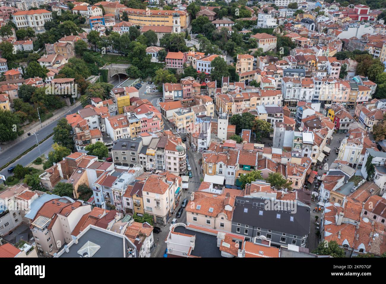 Vista aérea del barrio de Kapana, el casco antiguo de la ciudad de Plovdiv, capital de la provincia de Plovdiv en el centro-sur de Bulgaria Foto de stock