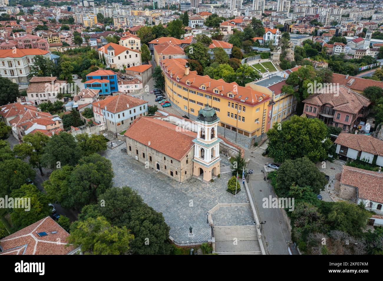 Vista aérea de la antigua ciudad y la Asunción de la iglesia ortodoxa Virgen Santa en la ciudad de Plovdiv, capital de la provincia de Plovdiv en el centro sur de Bulgaria Foto de stock