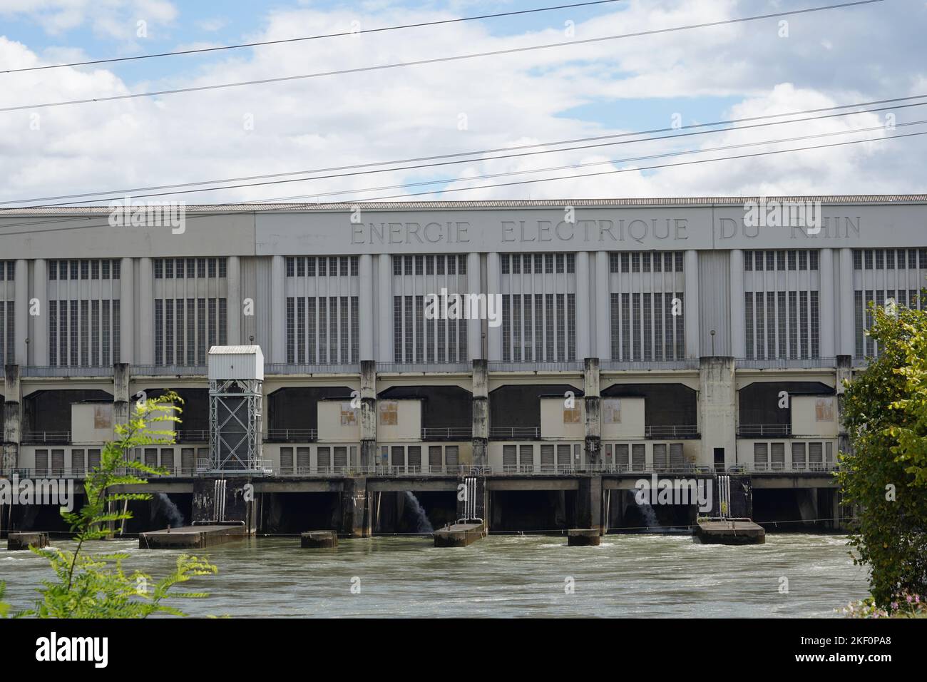 Central hidroeléctrica de Kembs situada en la cuenca del Rin en Grand