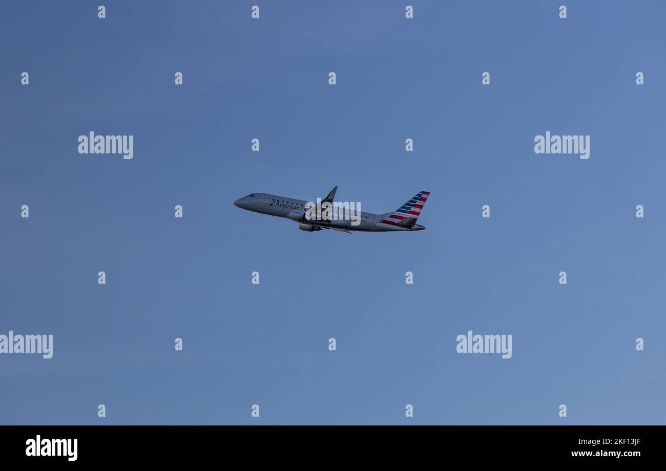 Un jet Embraer de American Airlines después del despegue desde Portland Maine Foto de stock