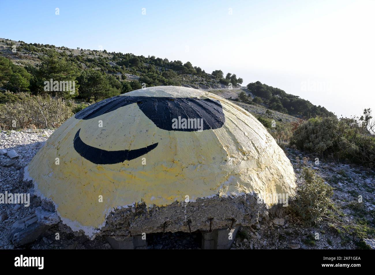 ALBANIA, viejo bunker, durante el régimen comunista de Enver Hoxha alrededor de 200,000 bunker donde construido en Albania / ALBANIEN, alte Kriegsbunker, waehrend der kommunistischen Herrschaft von Enver Hodscha wurden ca. 200,000 Bunker en Albanien gebaut Foto de stock