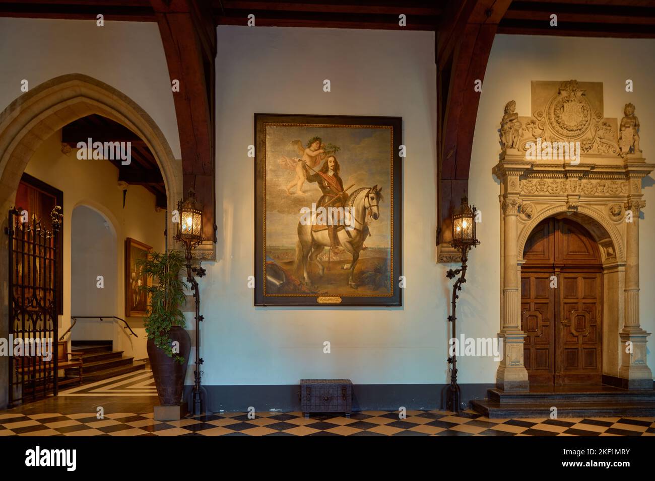 El interior del ayuntamiento de Brujas con una pintura del archiduque Leopold Wilhelm de Austria. Bélgica. Foto de stock