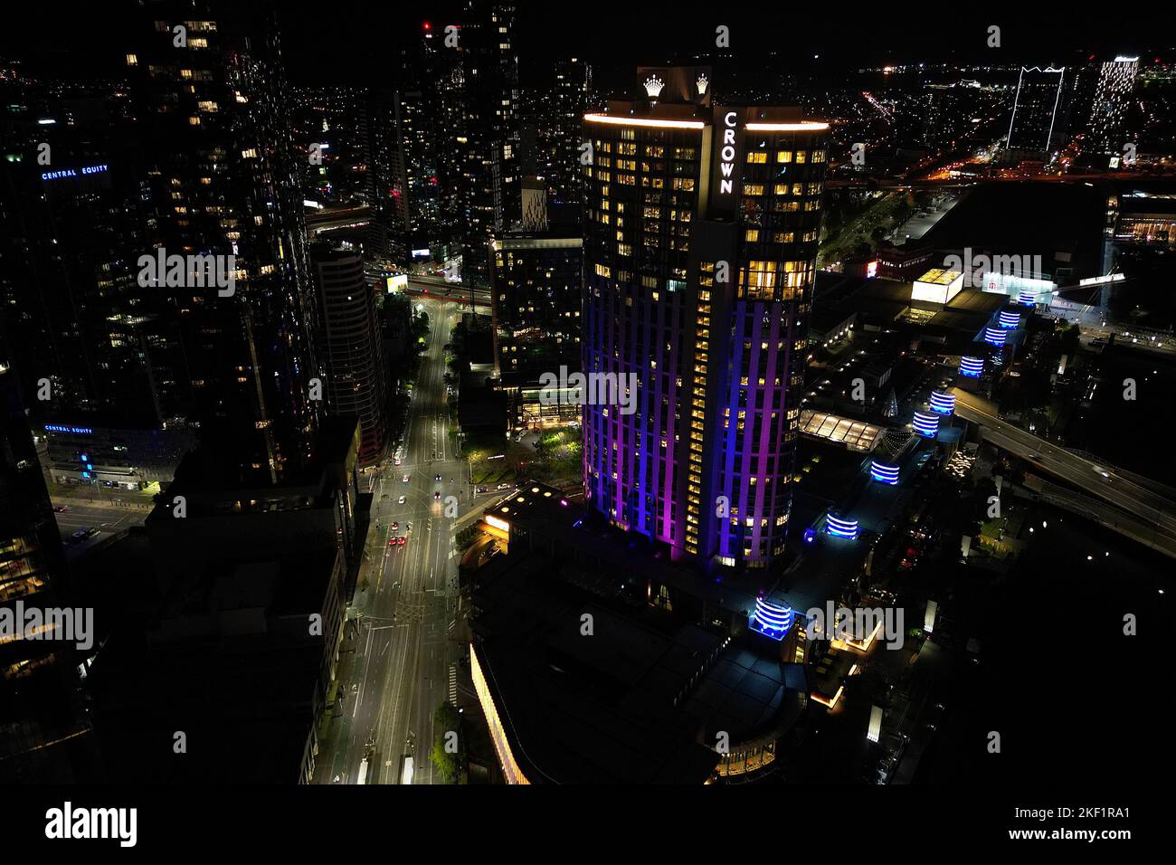 Vista aérea del distrito central de negocios de Melbourne por la noche, Queens bridge street Foto de stock