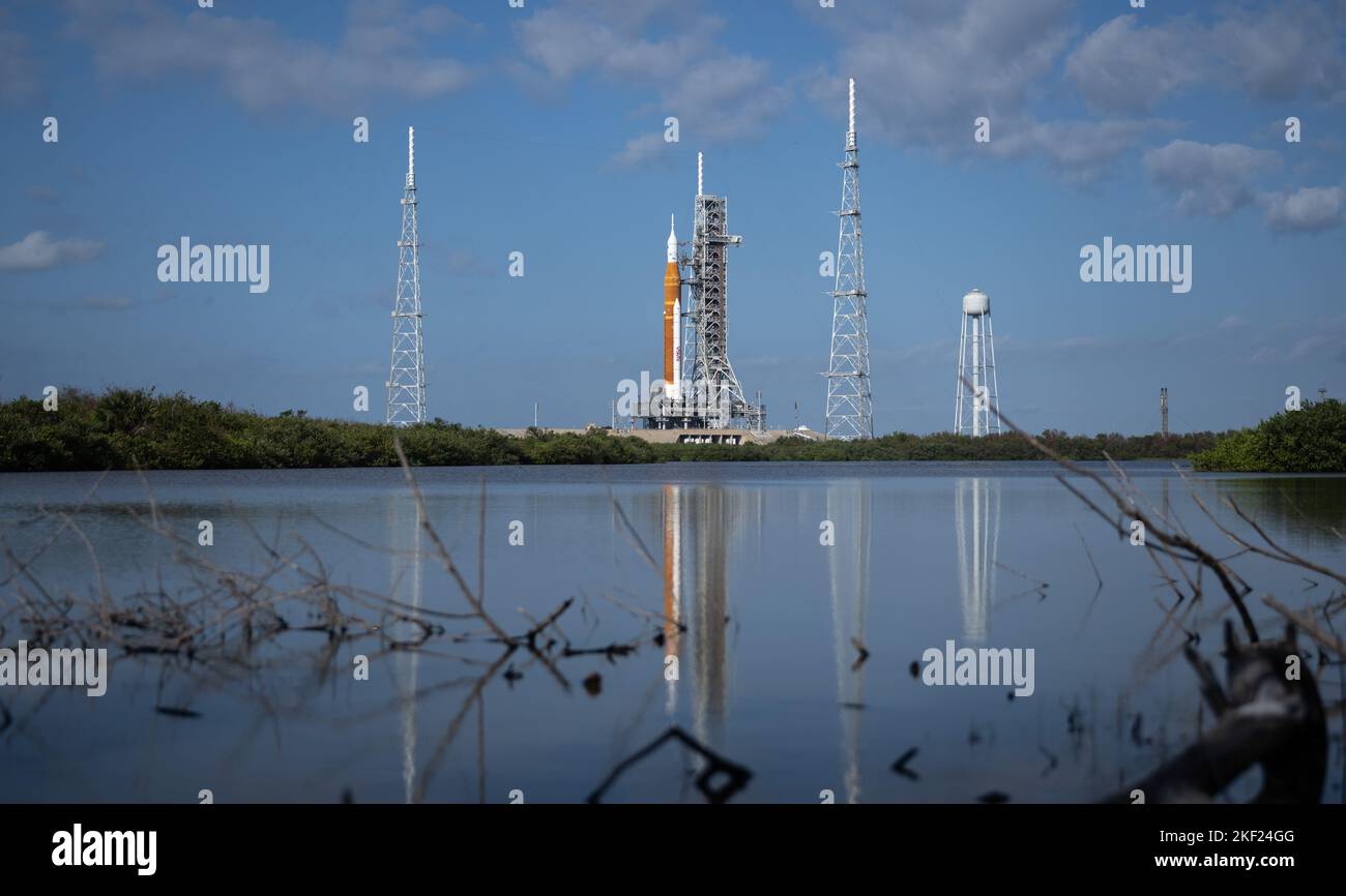 Centro Espacial Kennedy, Estados Unidos de América. 14 de noviembre de 2022. El cohete del Sistema de Lanzamiento Espacial Artemis I de la NASA con la nave espacial Orion a bordo se refleja en el estanque de retención mientras se prepara en el Complejo de Lanzamiento 39B, en el Centro Espacial Kennedy, el 14 de noviembre de 2022, en Cabo Cañaveral, Florida. Después de varios intentos fallidos, se espera que la prueba de vuelo sin tripulación se realice el 16th de noviembre. Crédito: Bill Ingalls/NASA/Alamy Live News Foto de stock