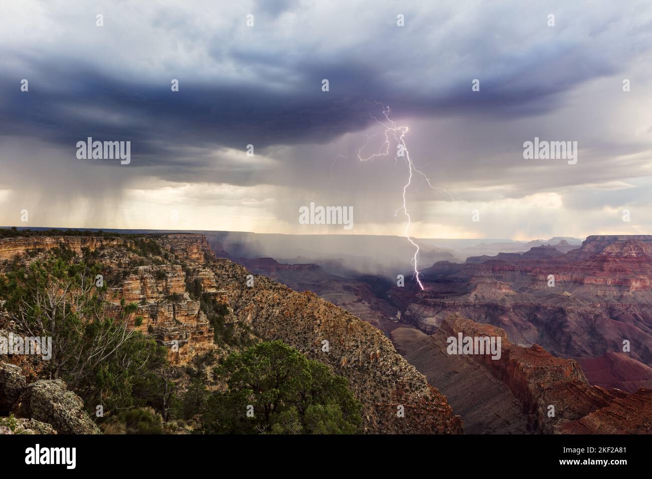 Tormenta de relámpagos en el Gran Cañón durante el monzón de Arizona Foto de stock
