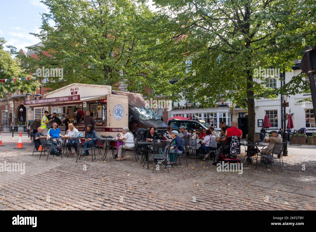 La gente se sentaba fuera del bar T de Big Al, The Market Square, Aylesbury, Buckinghamshire, Inglaterra Foto de stock