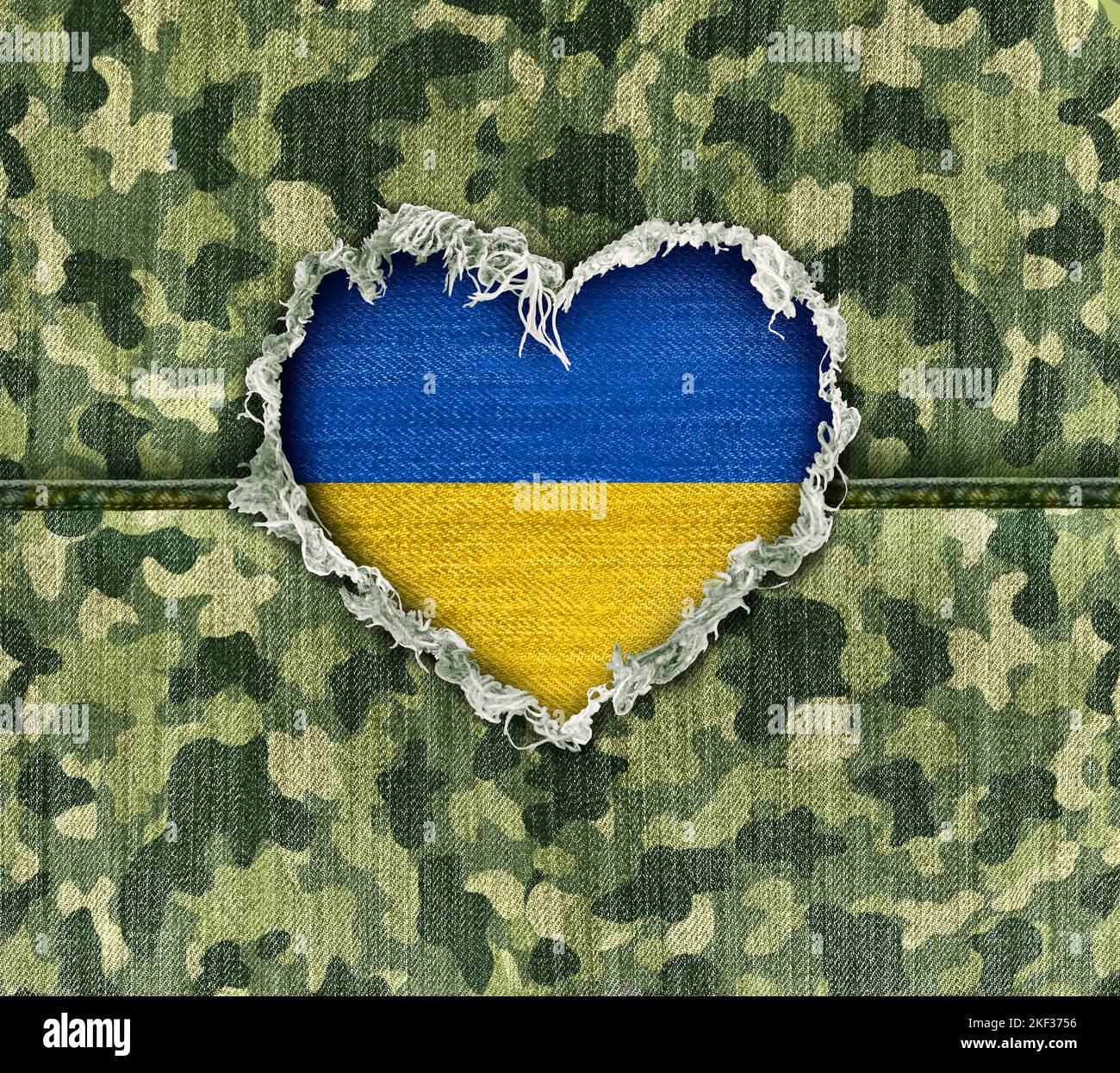Ukraine Military Hero amor como un tejido de camuflaje ucraniano en tiempos de guerra con un agujero en forma de corazón que representa el respeto por los héroes Foto de stock
