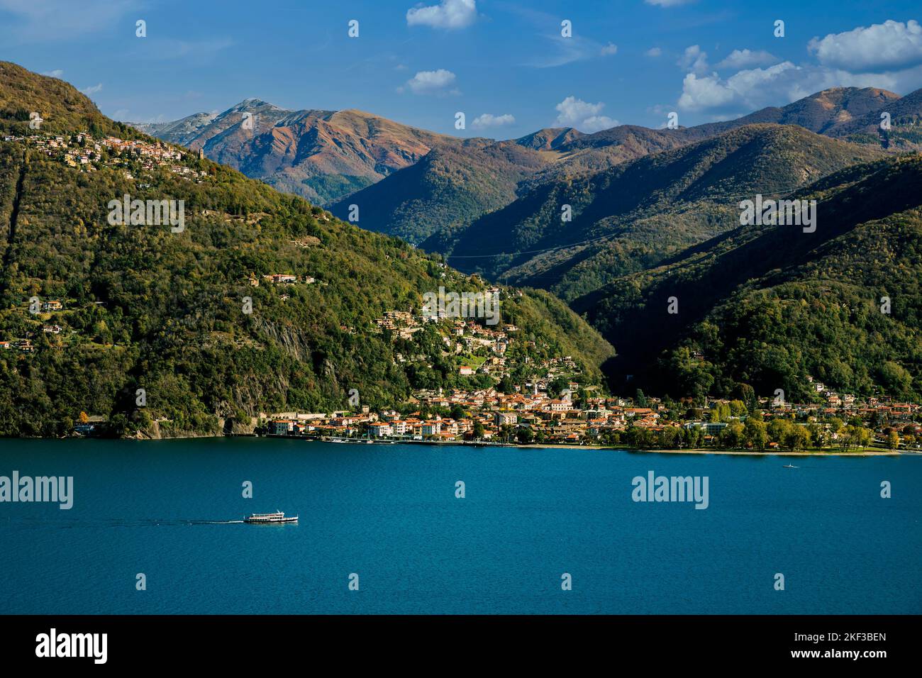 Vista a Luino, Lago Maggiore, Varese, Lombardía, Italia Foto de stock
