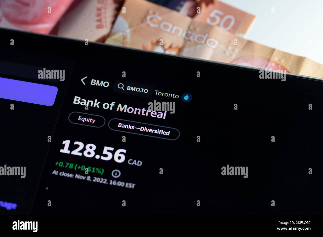 El Banco de Montreal (BMO), BMO en la Bolsa de Valores de Toronto (TSE) se ve en una pantalla, viendo el precio de las acciones para el banco canadiense. Foto de stock