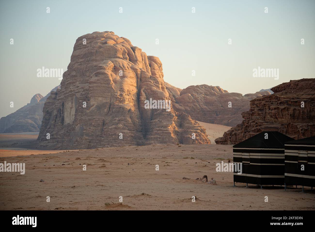 Alojamiento carpas en el desierto de Wadi Rum Patrimonio de la Humanidad UNESCO Área protegida. Poblado por familias beduinas y turistas. Foto de stock