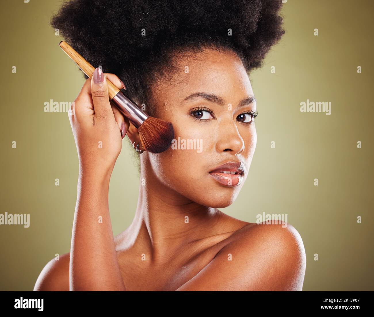 Cepillo de maquillaje, mujer negra y belleza, cosméticos y pólvora, base y producto para brillo, brillo y cara sobre fondo de estudio. Retrato de Foto de stock
