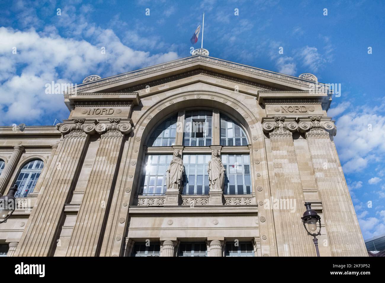 París, la Gare du Nord, fachada de la estación de tren en el centro Foto de stock