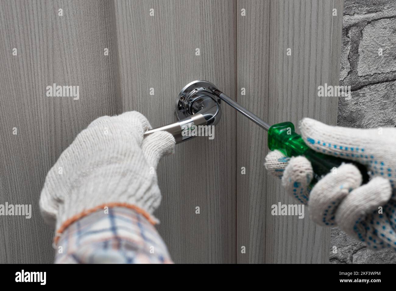 hombre reparando la cerradura en la puerta interior. Fotografías de alta  calidad Fotografía de stock - Alamy