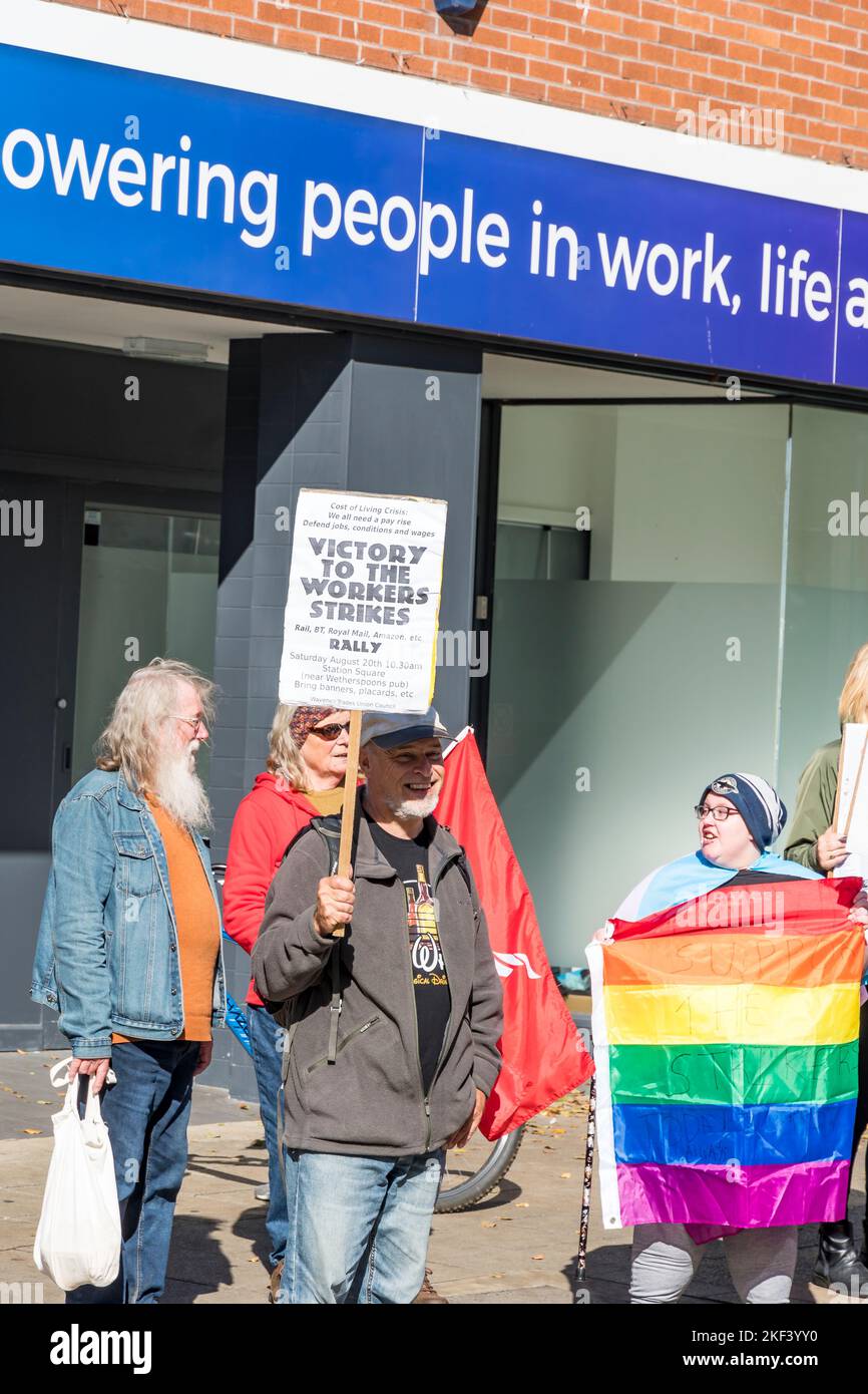 Demostrador sosteniendo un cartel que apoya las huelgas de los trabajadores, London road Lowestoft suffolk 2022 Foto de stock