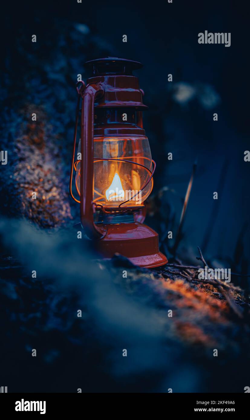 Un plano vertical de una linterna roja que brilla en la oscuridad  Fotografía de stock - Alamy