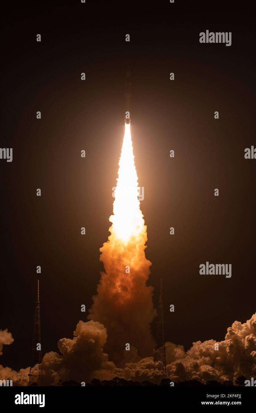 Centro Espacial Kennedy, Estados Unidos de América. 16 de noviembre de 2022. Los cohetes masivos del cohete del Sistema de Lanzamiento Espacial Artemis I de la NASA elevan la nave espacial Orion hacia el cielo de la mañana temprano desde el Complejo de Lanzamiento 39B llevando la nave espacial Orion desde el Centro Espacial Kennedy, el 16 de noviembre de 2022, en Cabo Cañaveral, Florida. Después de varios intentos fallidos, la prueba de vuelo sin tripulación se levantó en la primera prueba de la misión de exploración del espacio profundo. Crédito: Keegan Barber/NASA/Alamy Live News Foto de stock