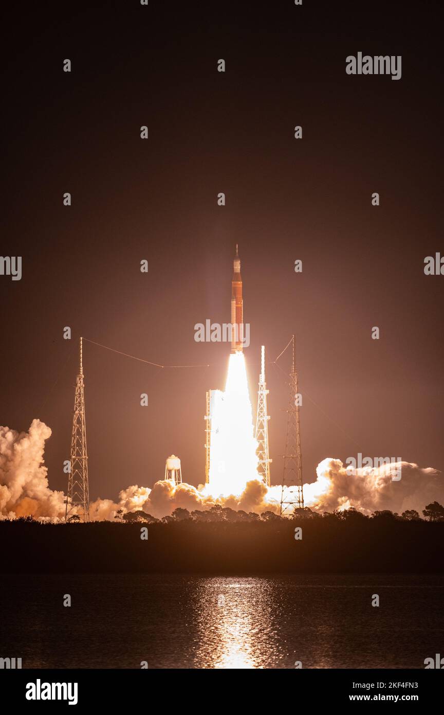 Centro Espacial Kennedy, Estados Unidos de América. 16 de noviembre de 2022. Los cohetes masivos del cohete del Sistema de Lanzamiento Espacial Artemis I de la NASA elevan la nave espacial Orion hacia el cielo de la mañana temprano desde el Complejo de Lanzamiento 39B llevando la nave espacial Orion desde el Centro Espacial Kennedy, el 16 de noviembre de 2022, en Cabo Cañaveral, Florida. Después de varios intentos fallidos, la prueba de vuelo sin tripulación se levantó en la primera prueba de la misión de exploración del espacio profundo. Crédito: Keegan Barber/NASA/Alamy Live News Foto de stock