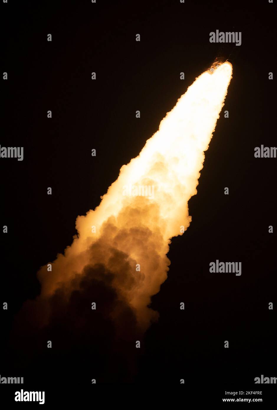 Centro Espacial Kennedy, Estados Unidos de América. 16 de noviembre de 2022. Los cohetes masivos del cohete del Sistema de Lanzamiento Espacial Artemis I de la NASA elevan la nave espacial Orion hacia el cielo de la mañana temprano desde el Complejo de Lanzamiento 39B llevando la nave espacial Orion desde el Centro Espacial Kennedy, el 16 de noviembre de 2022, en Cabo Cañaveral, Florida. Después de varios intentos fallidos, la prueba de vuelo sin tripulación se levantó en la primera prueba de la misión de exploración del espacio profundo. Crédito: Joel Kowsky/NASA/Alamy Live News Foto de stock