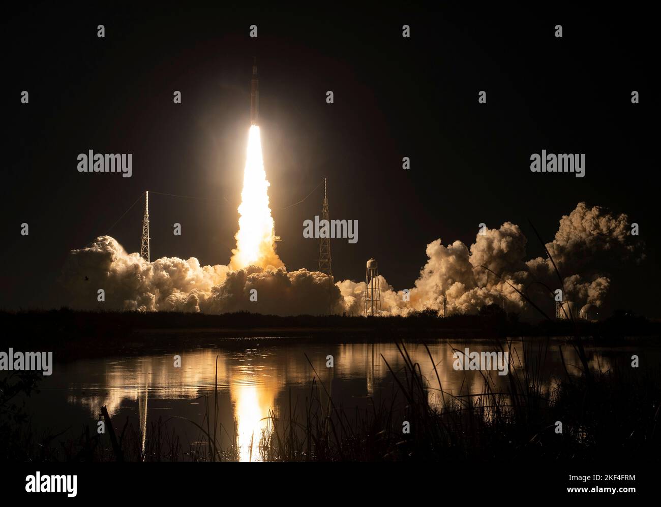Centro Espacial Kennedy, Estados Unidos de América. 16 de noviembre de 2022. Los cohetes masivos del cohete del Sistema de Lanzamiento Espacial Artemis I de la NASA elevan la nave espacial Orion hacia el cielo de la mañana temprano desde el Complejo de Lanzamiento 39B llevando la nave espacial Orion desde el Centro Espacial Kennedy, el 16 de noviembre de 2022, en Cabo Cañaveral, Florida. Después de varios intentos fallidos, la prueba de vuelo sin tripulación se levantó en la primera prueba de la misión de exploración del espacio profundo. Crédito: Keegan Barber/NASA/Alamy Live News Foto de stock