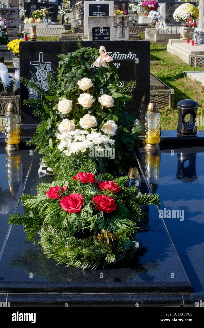 tumbas están decoradas con flores frescas velas faroles en el