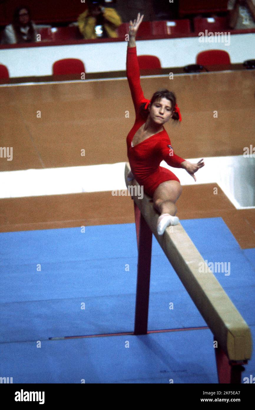 Olga Korbut de la URSS realiza las divisiones en la viga Fotografía de