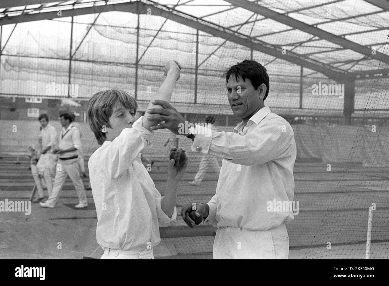 Khan Mohammad, jugador de críquet de Pakistán, asiste a un niño en