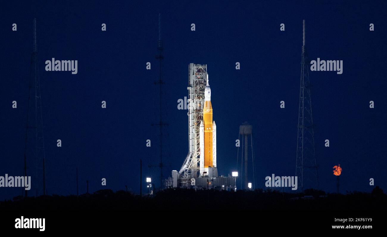 Centro Espacial Kennedy, Estados Unidos de América. 15 de noviembre de 2022. El cohete del Sistema de Lanzamiento Espacial Artemis I de la NASA comienza la cuenta regresiva para despegar con la nave espacial Orion en el Complejo de Lanzamiento 39B en el Centro Espacial Kennedy, el 15 de noviembre de 2022, en Cabo Cañaveral, Florida. Después de varios intentos fallidos, la prueba de vuelo sin tripulación se levantó en la primera prueba de la misión de exploración del espacio profundo. Crédito: Joel Kowsky/NASA/Alamy Live News Foto de stock