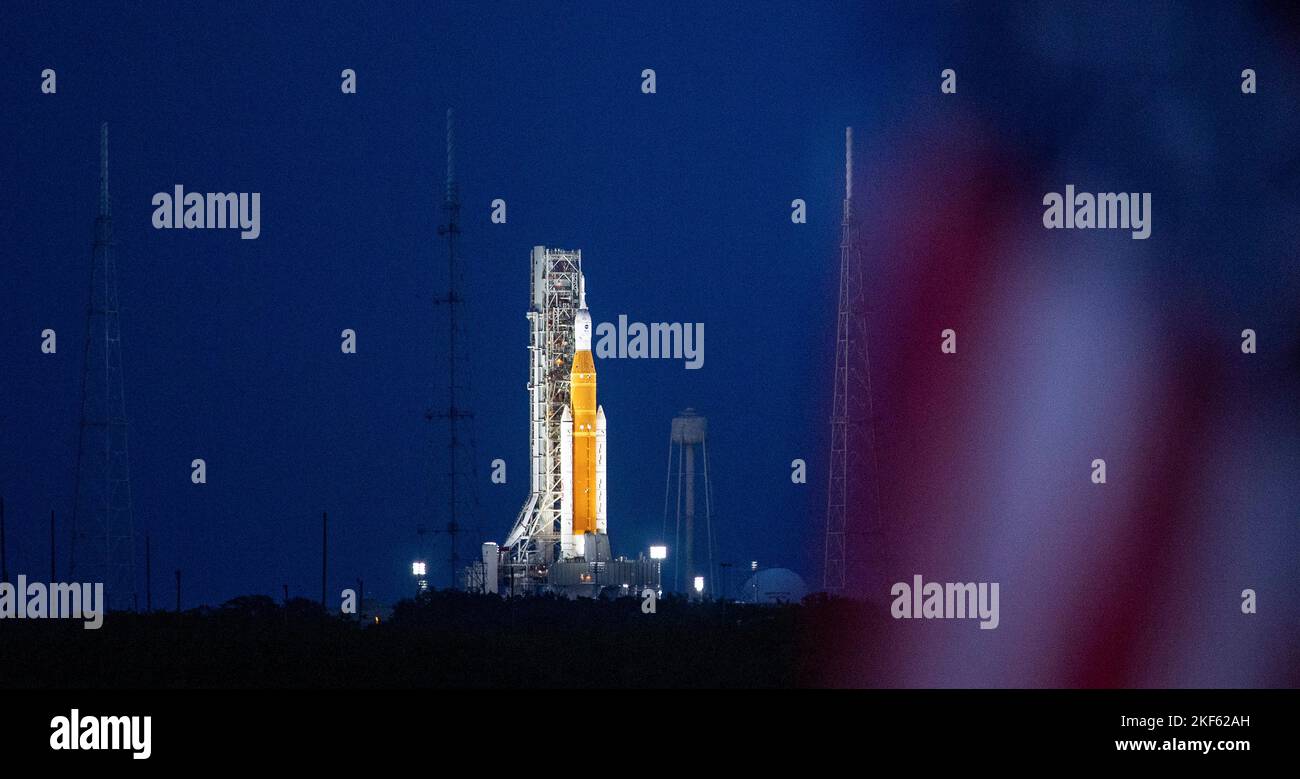 Centro Espacial Kennedy, Estados Unidos de América. 15 de noviembre de 2022. El cohete del Sistema de Lanzamiento Espacial Artemis I de la NASA comienza la cuenta regresiva para despegar con la nave espacial Orion en el Complejo de Lanzamiento 39B en el Centro Espacial Kennedy, el 15 de noviembre de 2022, en Cabo Cañaveral, Florida. Después de varios intentos fallidos, la prueba de vuelo sin tripulación se levantó en la primera prueba de la misión de exploración del espacio profundo. Crédito: Joel Kowsky/NASA/Alamy Live News Foto de stock