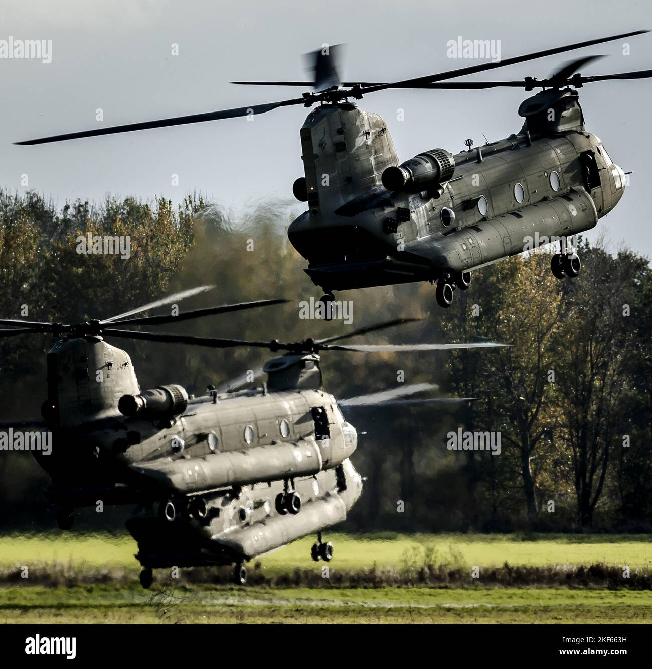 KATWIJK - Helicópteros durante el ejercicio militar de Otoño Falcón. Soldados del ejército y de la fuerza aérea y treinta y cinco helicópteros practican operaciones aéreas a gran escala. ANP REMKO DE WAAL netherlands Out - belgium Out Foto de stock