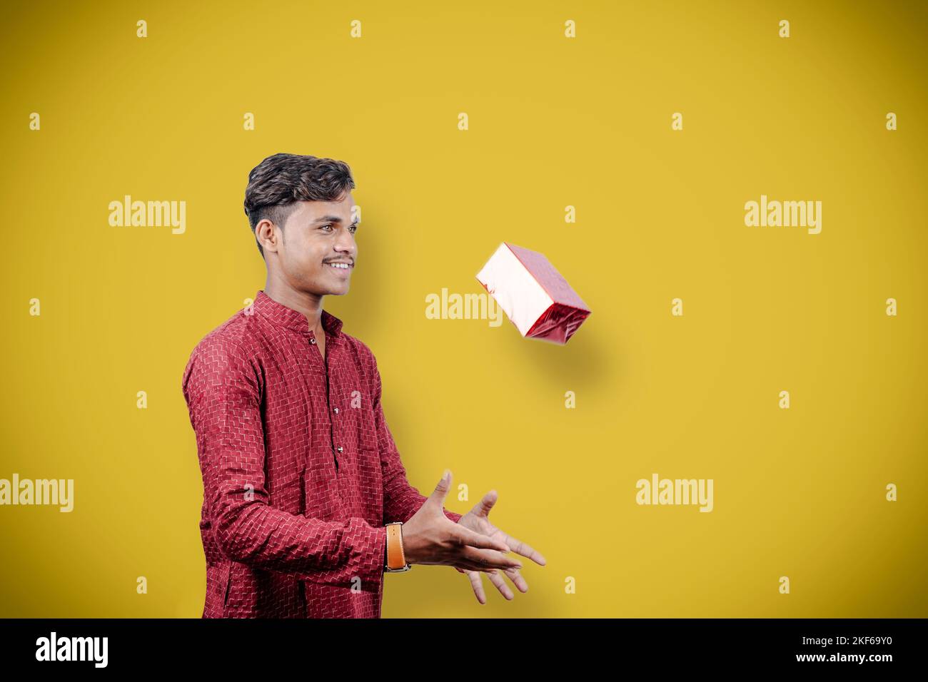 Joven hipster urbano hombre indio en una moderna sudadera amarilla. El  chico fresco del sur de asia usa hoodie caminando en la calle de otoño  Fotografía de stock - Alamy