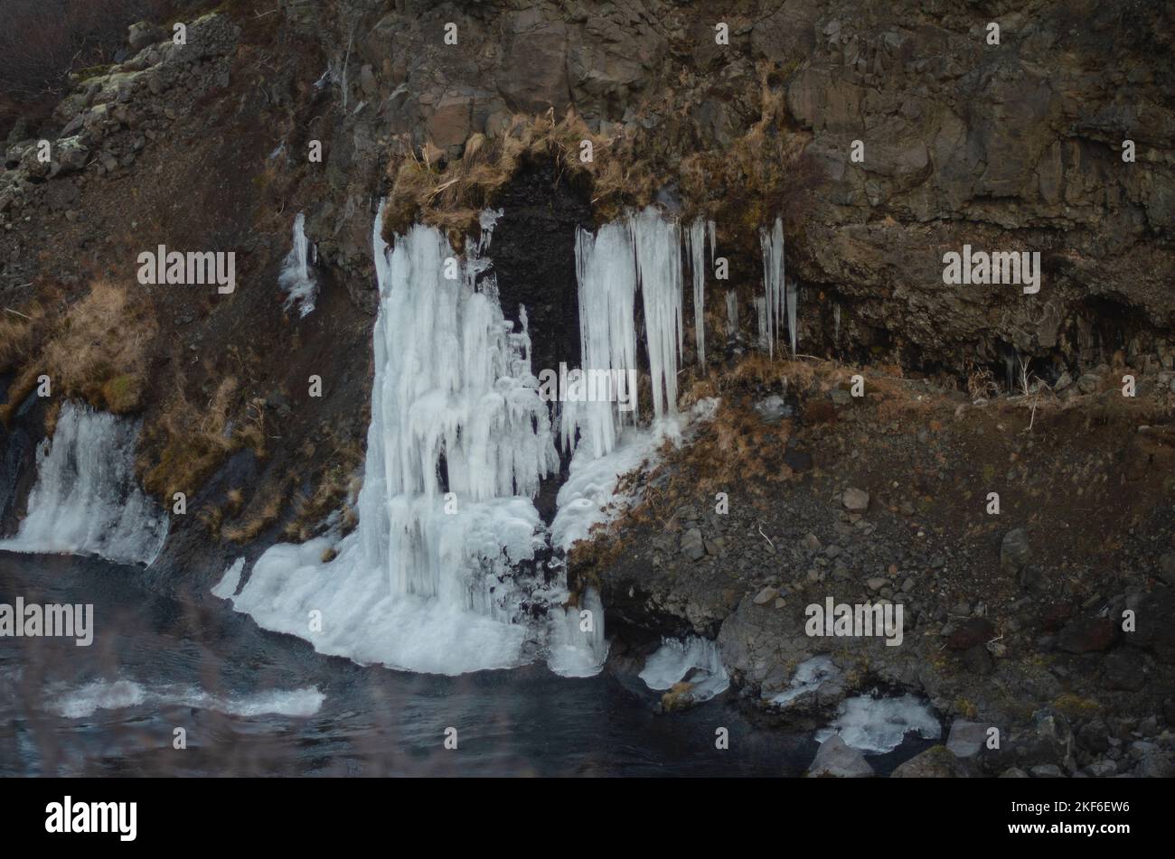 Cascadas heladas cerca de Hraunfossar en Islandia Foto de stock