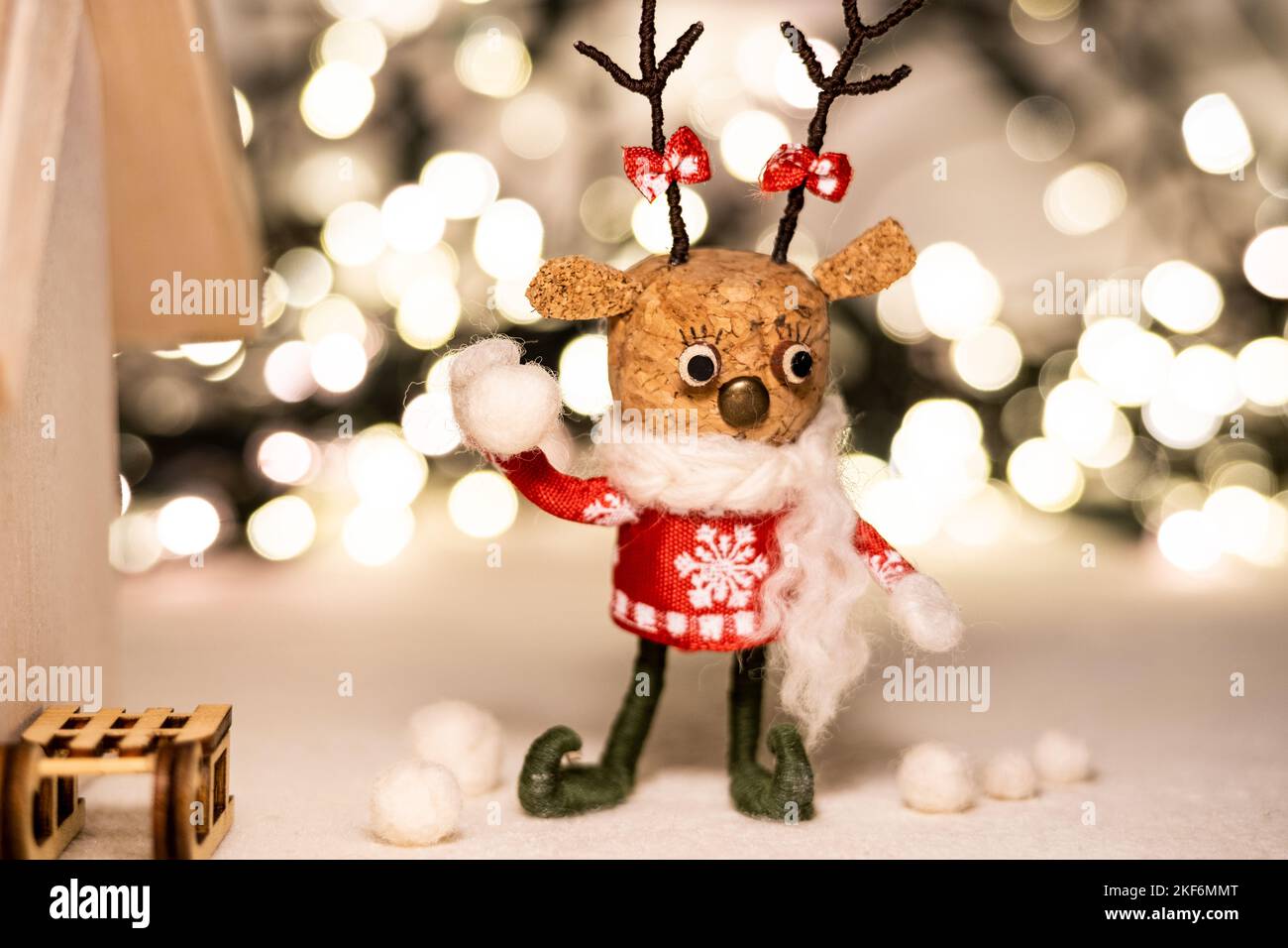 Concepto Creativo de Navidad Concepto Creativo de Invierno Corchos Festivos Corcho Deers Concepto Corcho Deer Figure Concepto Acogedor de Navidad Luces Foto de stock