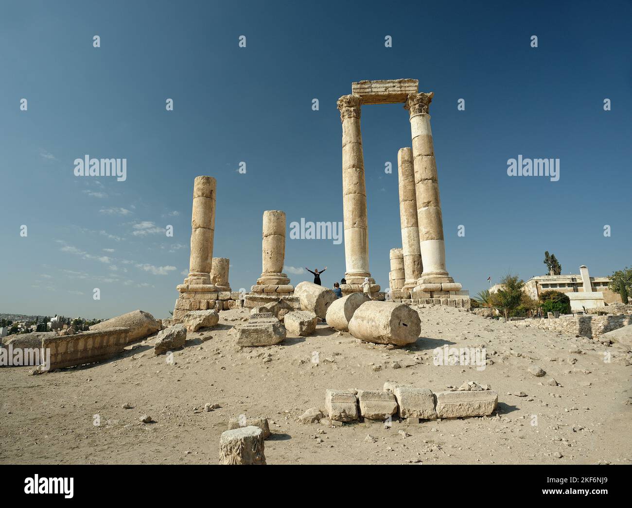 La Ciudadela de Ammán, la capital de Jordania. Antiguos edificios en ruinas con magníficas columnas corintias. Foto de stock