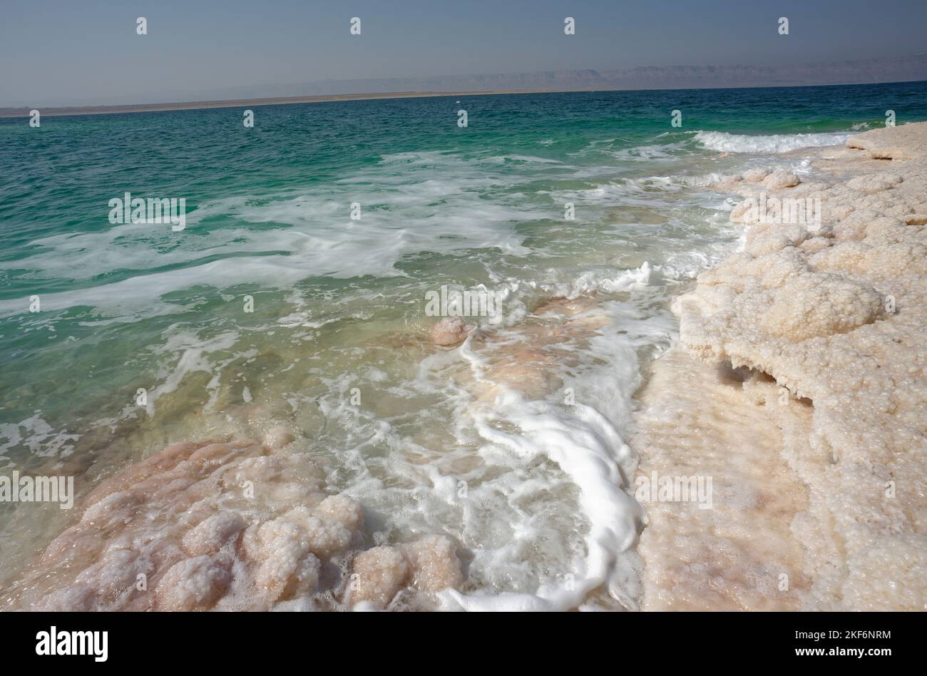 Mar Muerto, Jordania. Nada vivo existe en el Mar Muerto. Más de 400 metros bajo el nivel del mar. Foto de stock