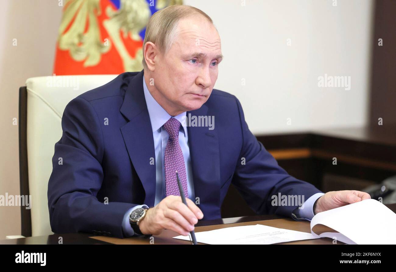 Moscú, Rusia. 16th de Nov de 2022. El presidente ruso Vladimir Putin preside una reunión por vídeo con funcionarios del gobierno para discutir asuntos financieros de la residencia oficial del estado en Novo-Ogaryovo, el 16 de noviembre de 2022 en las afueras de Moscú, Rusia. Crédito: Mikhail Metzel/Kremlin Pool/Alamy Live News Foto de stock