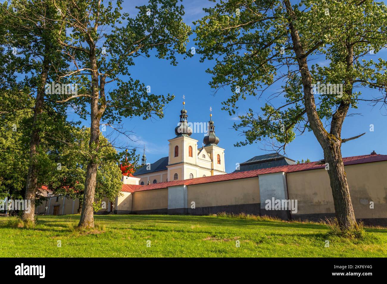 Convento de la Montaña de la Madre de Dios e Iglesia de la Asunción de la Virgen María, Kraliky, República Checa Foto de stock
