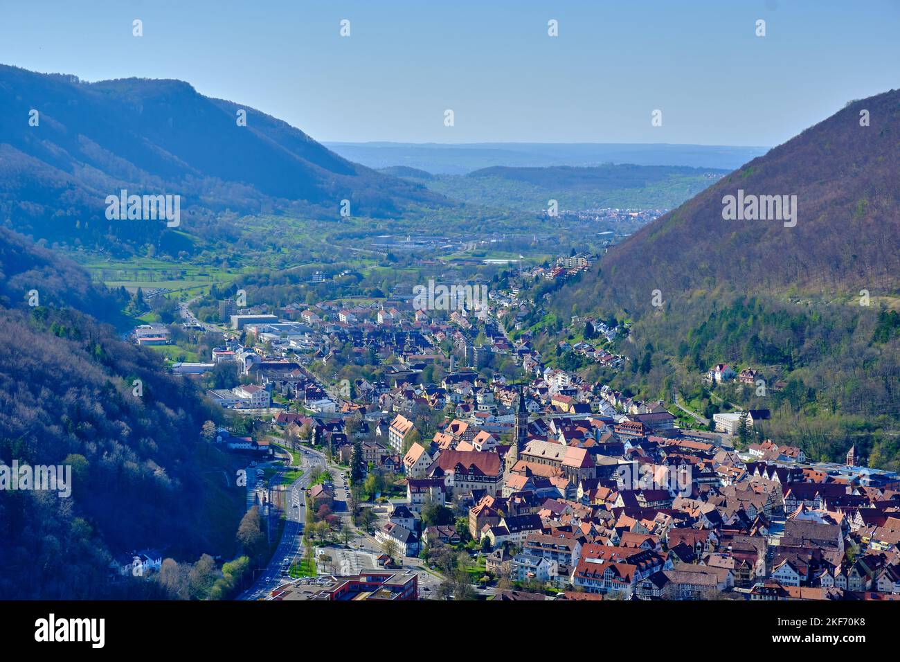 Vista desde la Capilla de Miguel sobre la ciudad de Bad Urach, Suabia Alb, Baden-Württemberg, Alemania. Foto de stock