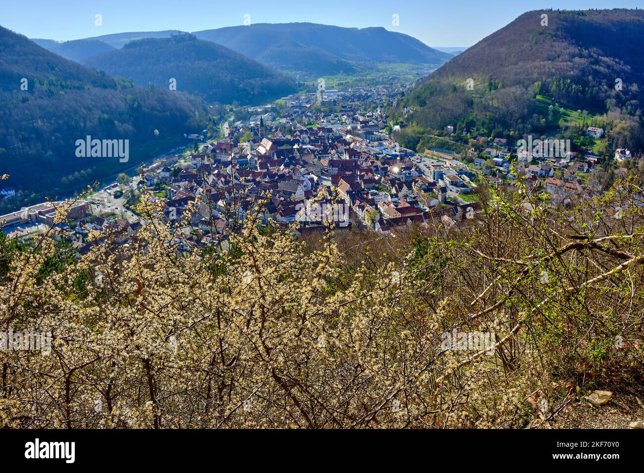 Vista desde la Capilla de Miguel sobre la ciudad de Bad Urach, Suabia Alb, Baden-Württemberg, Alemania. Foto de stock