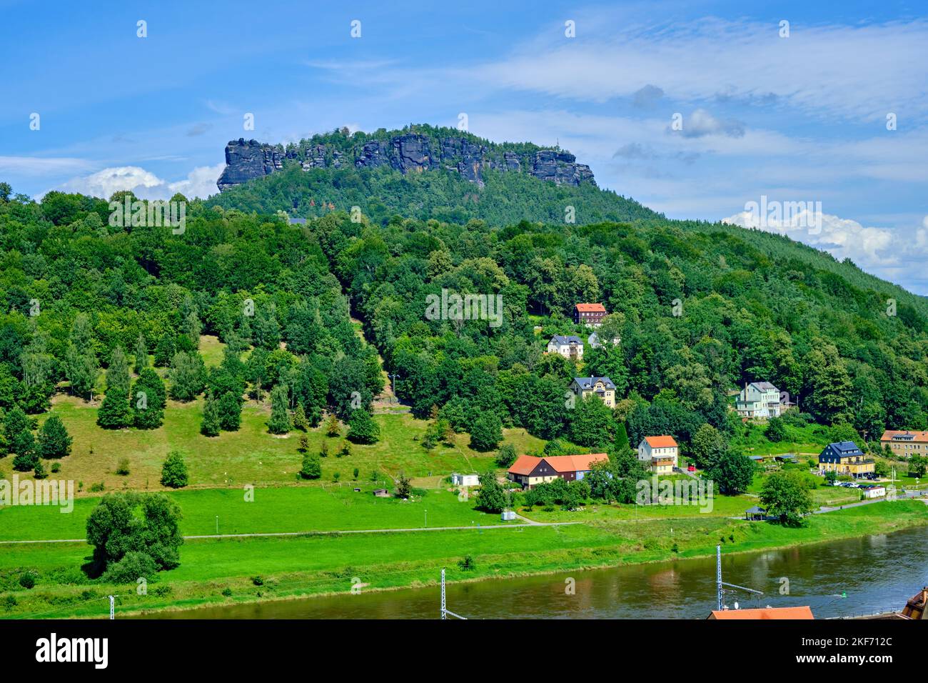 Vista pintoresca de la montaña Lilienstein, Suiza sajona, Sajonia, Alemania. Foto de stock