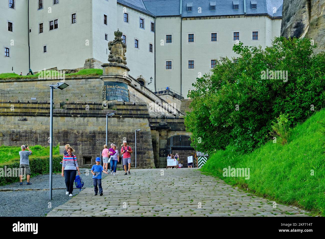 Situación turística frente a la puerta principal y ascenso a la Fortaleza de Königstein, Königstein, Suiza Saxon, Sajonia, Alemania, 9 de agosto de 2021. Foto de stock